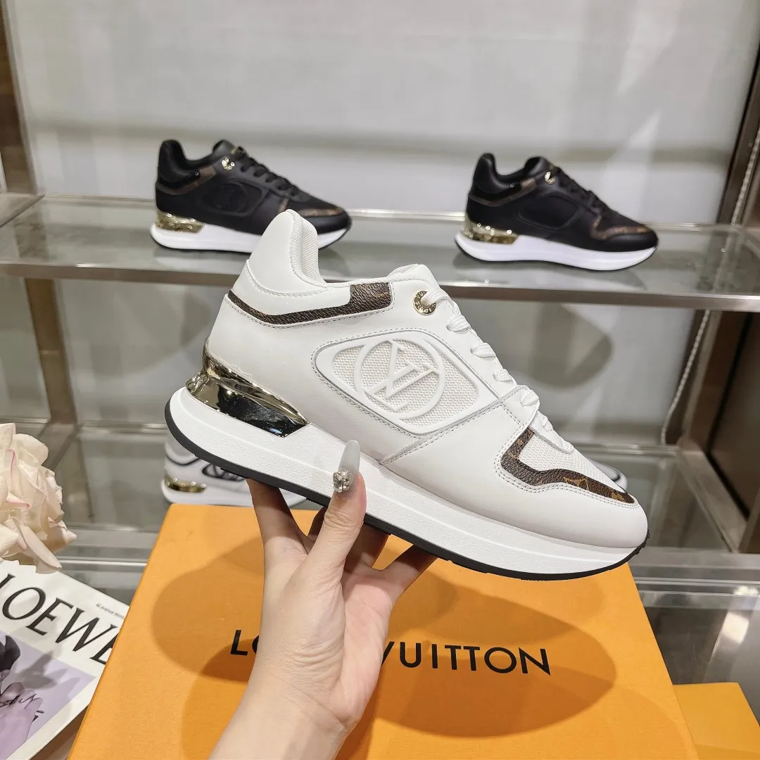 [L Family] P: 760💰Size 35-42 for women, 39-46 for men, (41.42 for women, 45.46 for men, customized) .LV Donkey Brand 🔥🔥LOUIS VUITTON Louis Vuitton's official website synchronizes the 2025 autumn and winter couple's models, which are now on the market, this Neo Run Away sneakers are inspired by running shoes, integrating LV's iconic must-have shoes into the trend. This version is a 1:1 replica of the original version. It is made of two-tone calfskin to highlight its simple lines and unique wedge outsole. Key details include the LV initials on the side and an engraved gold heel stabilizer on the back plus a 2cm hidden insole.